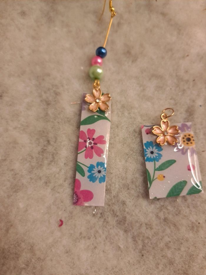 Boucles d'oreilles pendante avec pendentif multicolore en résine - photo numéro 7