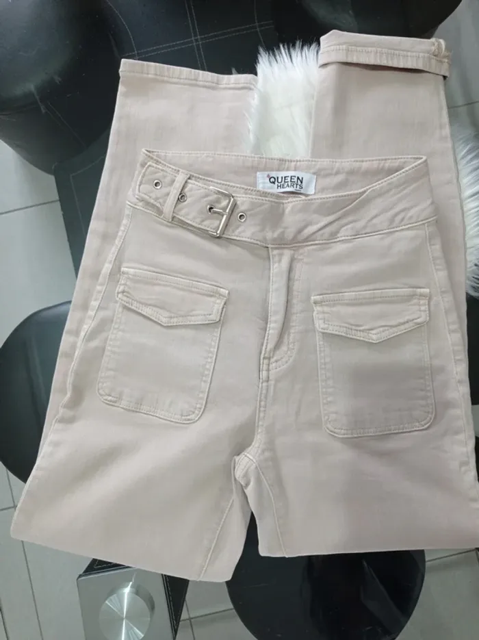 Magnifique pantalon jean's beige avec ceinture intégrée T.XS Queen Hearts - photo numéro 3