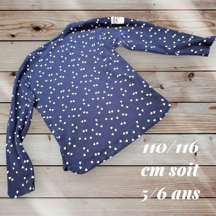👚💖 T-shirt manches longues H&M – Cœurs colorés – 5/6 ans 🌈 - photo numéro 2