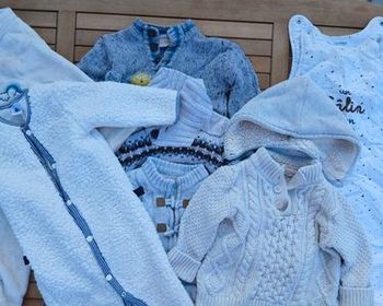 Un carton de vêtements pour garçon taille 18 mois