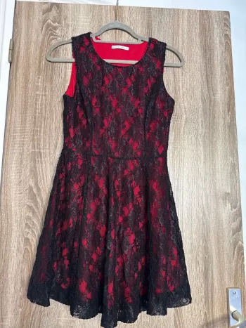 Robe noire et rouge, dentelle