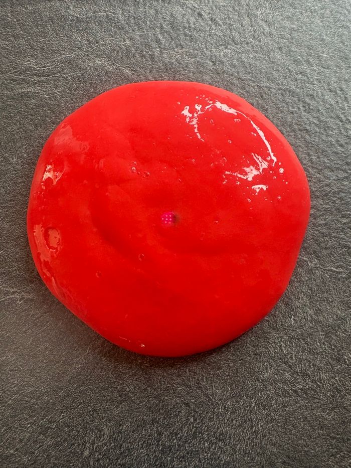Slime rouge avec des fraises - photo numéro 3