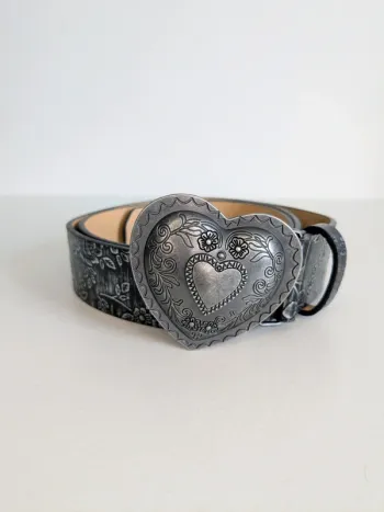Ceinture vintage fleurie en relief – boucle cœur argentée 💘