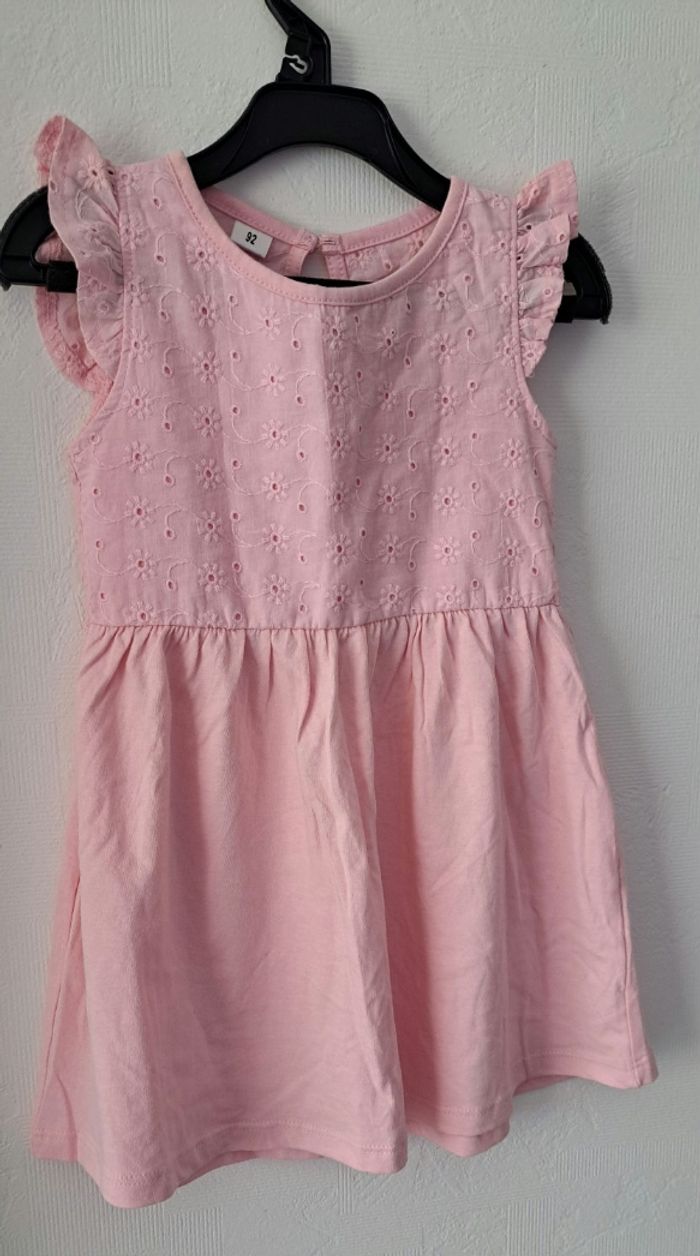 Belle robe brodée 2 ans comme neuve