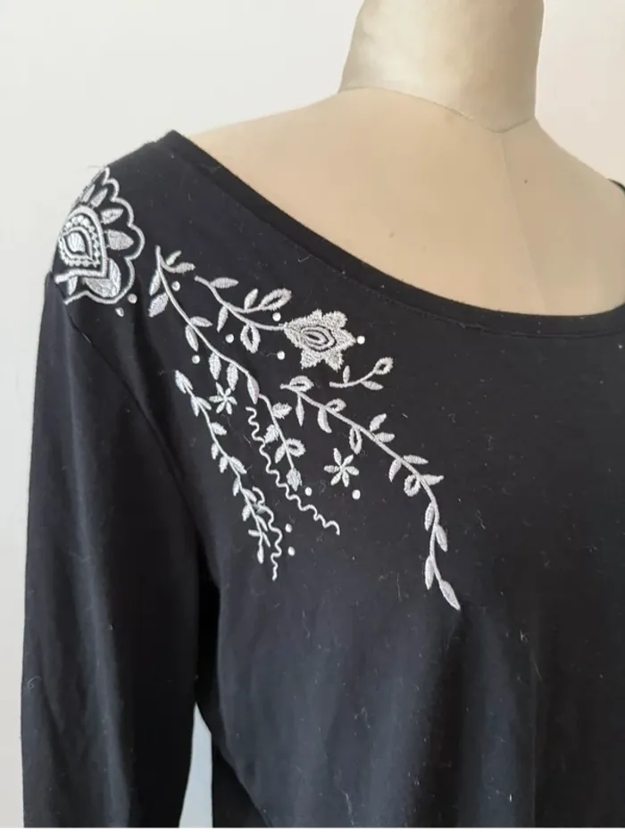 🌸 Haut noir manches longues avec broderies blanches – Taille 44/46 🌸 - photo numéro 2