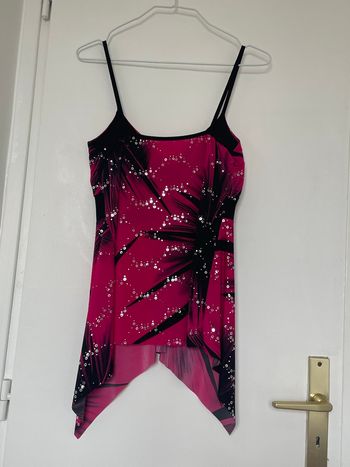 Top asymétrique rose fuchsia et noir