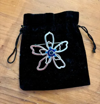 Jolie broche fleur argent bleus neuve