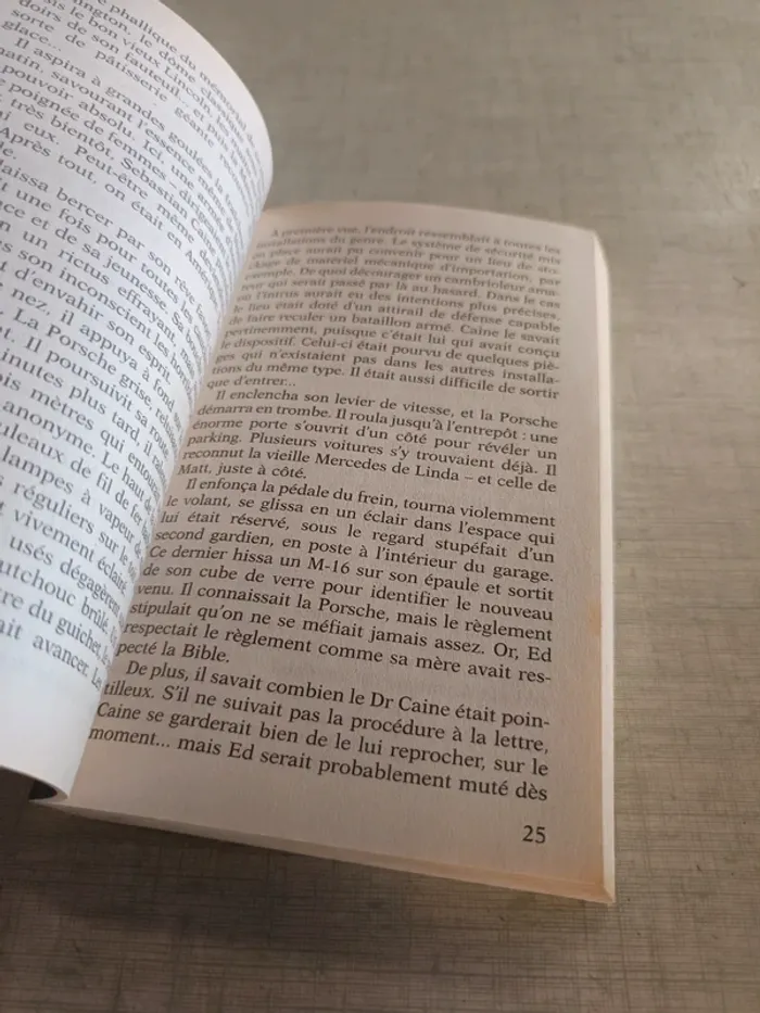 Livre hollowman l'homme sans ombre - photo numéro 4