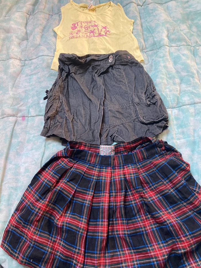 Lot de 2 jupes + 1 tee shirt 6 ans
