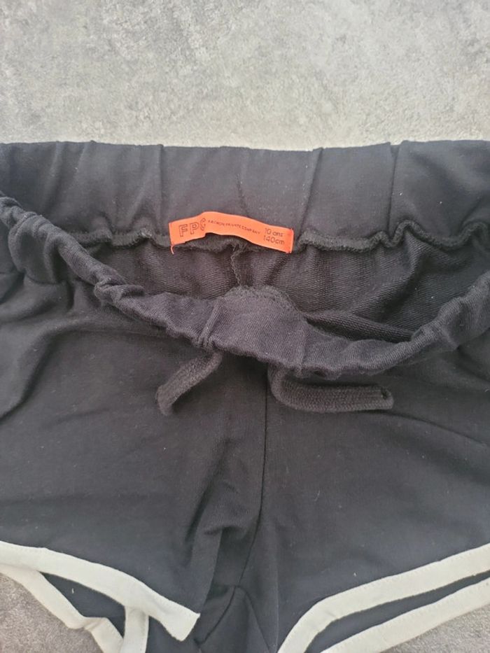 Lot 3 shorts fille 10 ans très bon état - photo numéro 9