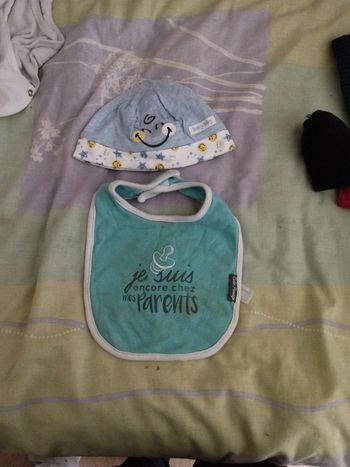 Bonnet + bavoir donner car tâcher