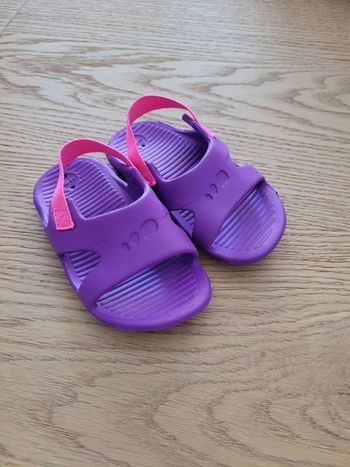 Sandales de piscine violettes et roses