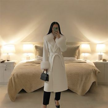 Long manteau à fourrure blanche 