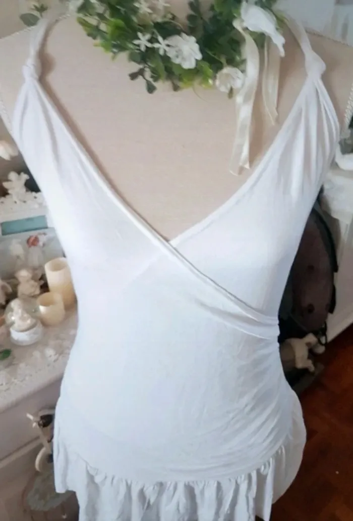 Haut forme cache coeur volanté dos broderie coquillages Taille 38/40 Neuf - photo numéro 4