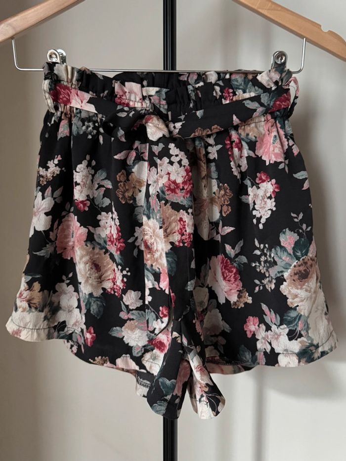 Short noir fleuri avec volants S shein - photo numéro 3