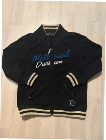 Petite veste polaire zippé noire pick ouic 5 ans très bon état