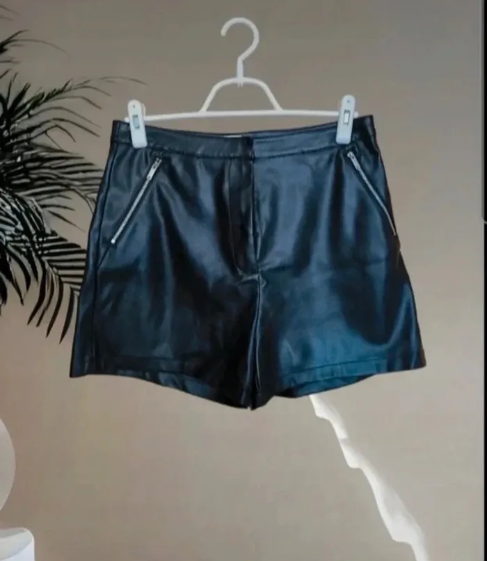 Short noir en simili cuir taille 40