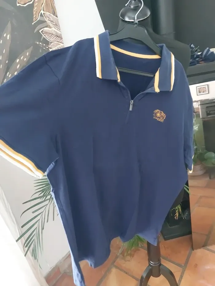 Polo col v