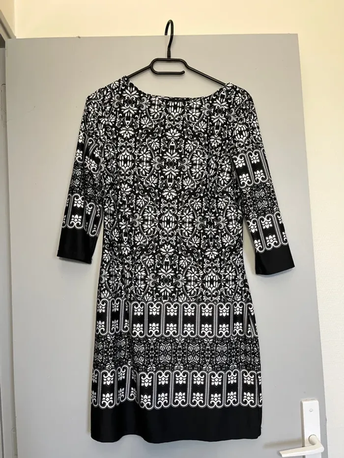 Robe noire et blanche