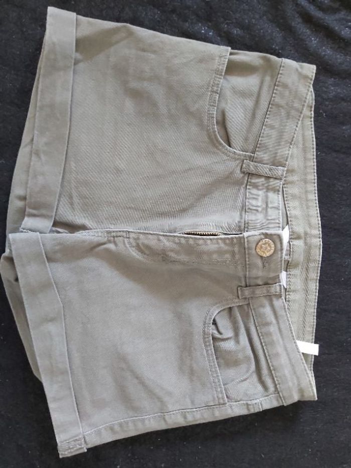 Short fille