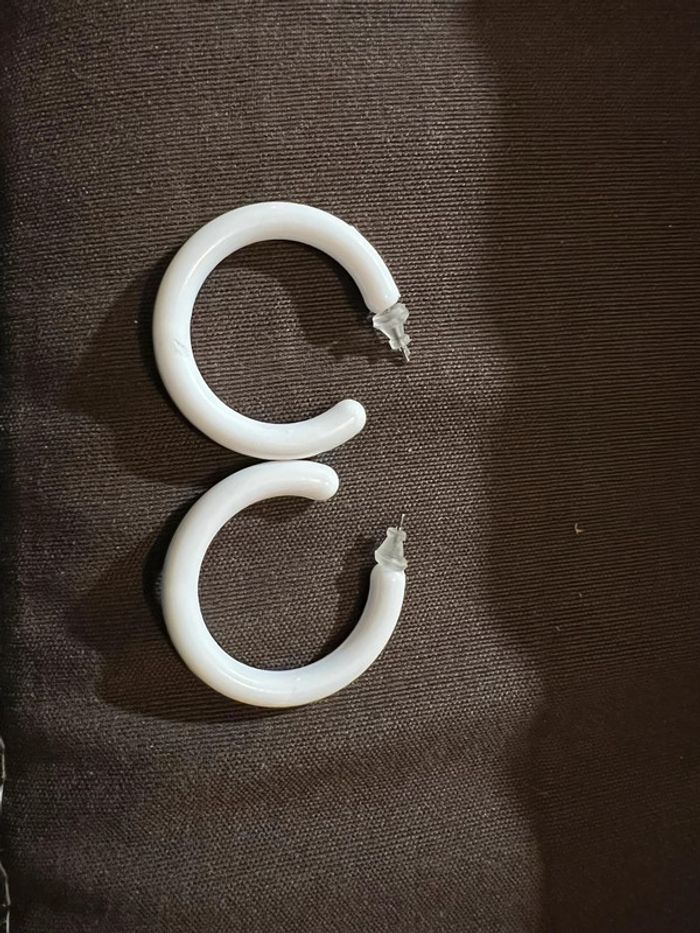 Boucle d’oreille plastique blanc vintage