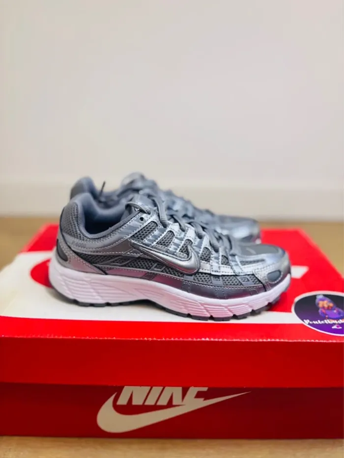 Nike P6000 White Metallic Cool Grey Taille 33 - photo numéro 2