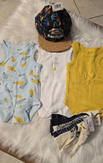 NEUFS (NON PORTÉS)🏷🤩🥰 lot bodies débardeurs, casquette, chaussettes 18mois Garçon 🥰🤩🏷
