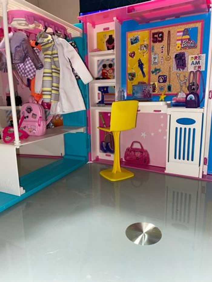 Lot Barbie (dressing,accessoires,poupées,voiture,scooter) - photo numéro 5