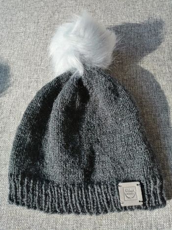 Bonnet gris tricoté main avec pompon neu
