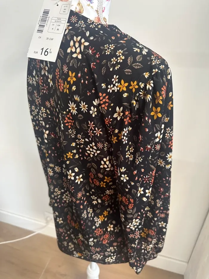Blouse noir manche longue avec fleure neuve avec étiquette - photo numéro 3