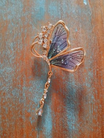 Papillon transparent violet avec strass