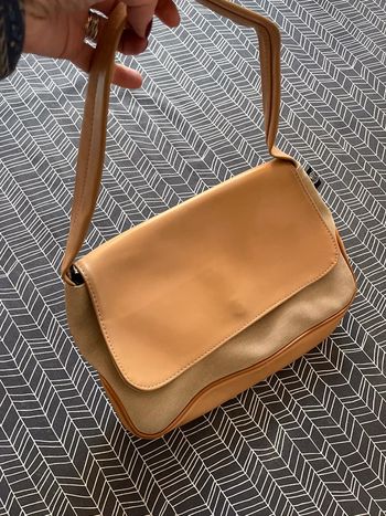 Sac nude beige 30x19x7 cm porté épaule