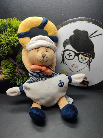 doudou et compagnie peluche ours  marin bouée ancre bleu marine blanc jaune Rayé