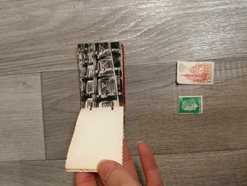 Petit carnet vintage de photo et noir et blanc et deux anciens timbres