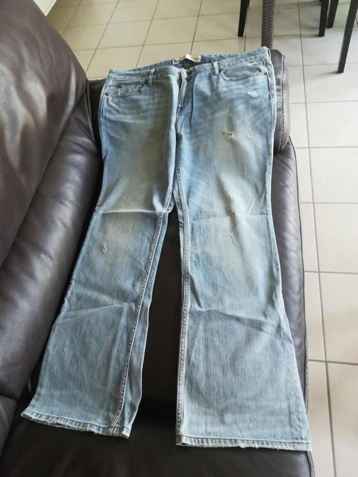 Jean troué bleu délavé
