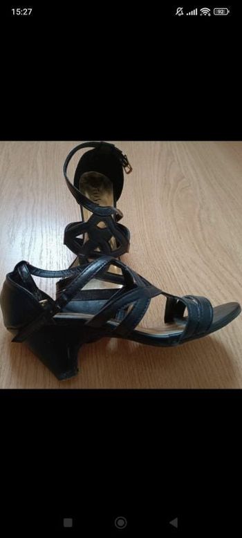 Nu-pieds ouvert à talons.