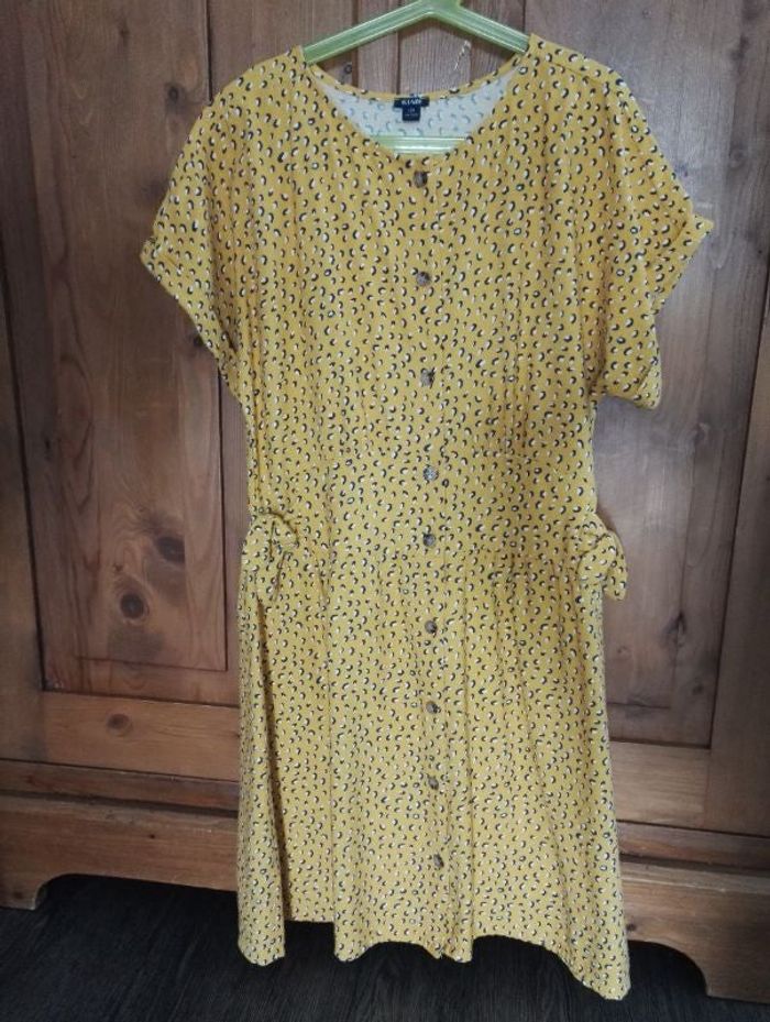 Robe jaune à motifs, boutonnée devant, nœuds de chaque côté