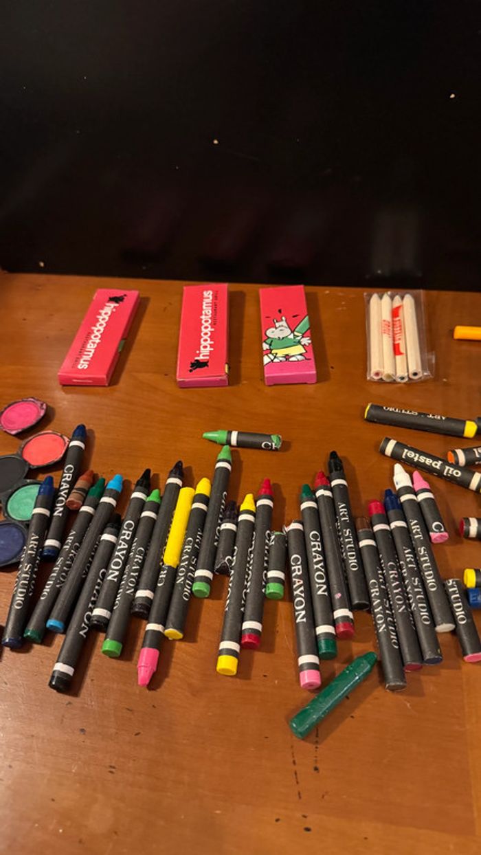Ensemble de plusieurs crayon de couleur, crayon de cire, crayon à l’huile, et peinture - photo numéro 5