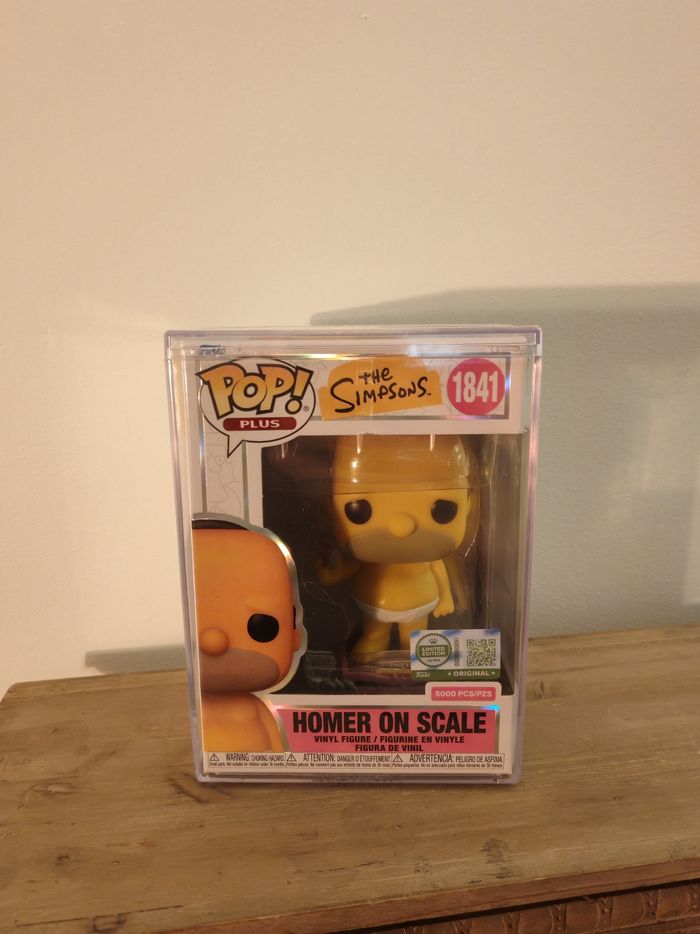 Figurine funko pop plus ultra Homer on scale