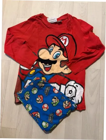 Pyjama Mario primark bleu et rouge 5/6 ans très bon etat
