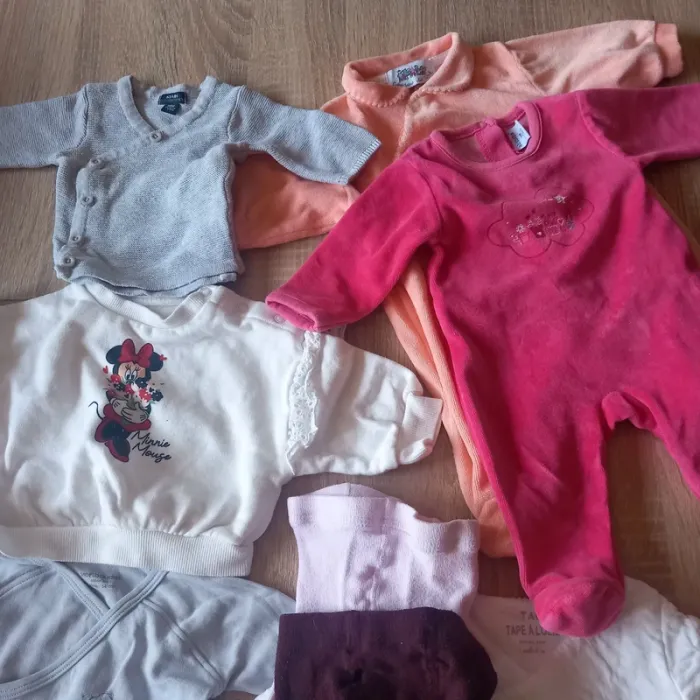 Lot de 20 vêtements taille 1 mois - photo numéro 4