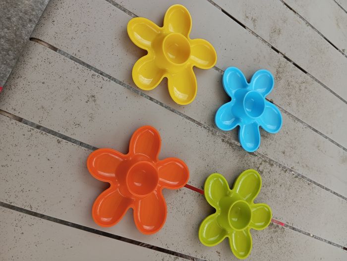 Coquetier plastique fleur