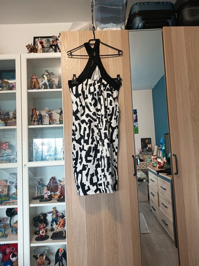 Robe blanche avec dessin noir et détails
Neuve Camaïeu - Taille XXL 44 - photo numéro 6