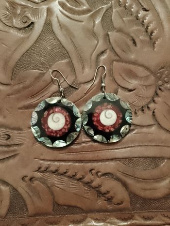 boucles d'oreilles artisanales en nacre multicolores.