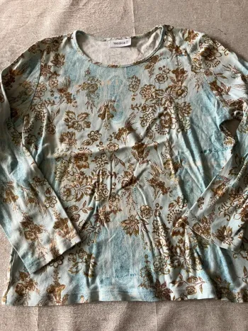 Tee-shirt manches longues fleuri Yessica – Taille M