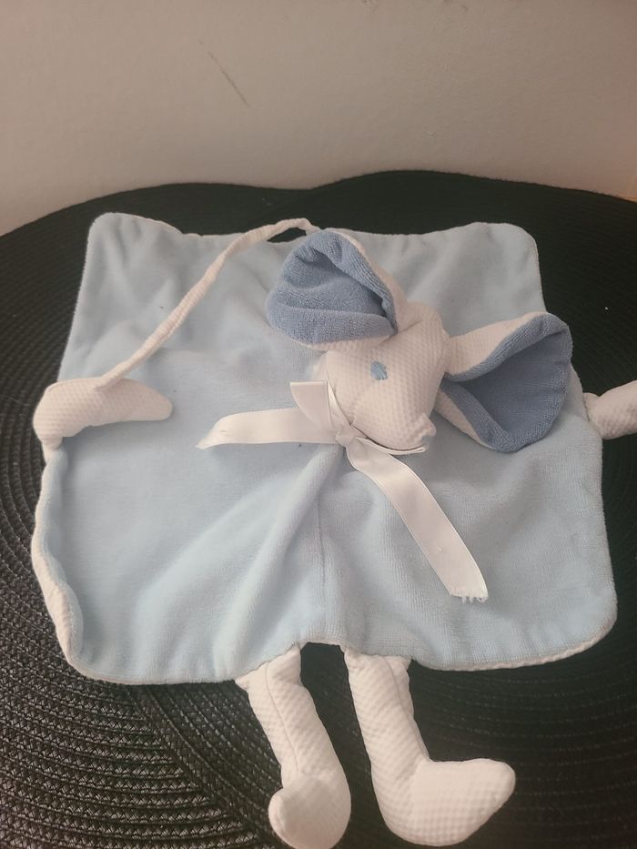 Doudou plat Lapin bleu blanc grelot Ruban satin ajena - photo numéro 3