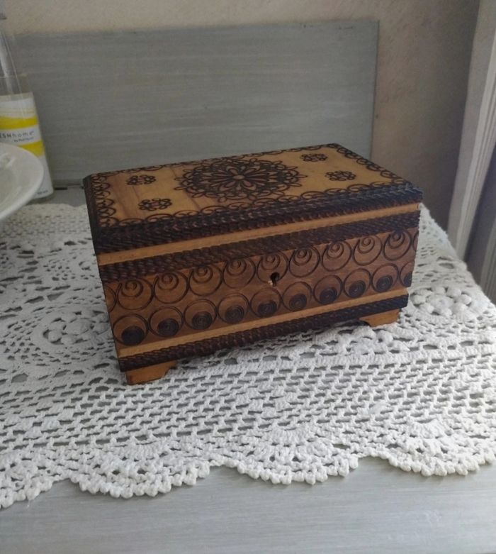 Coffre en bois artisanal