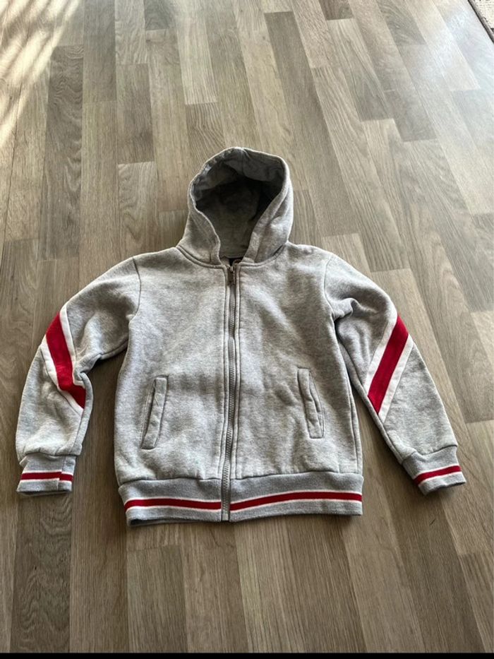 Très beau gilet à capuche taille 8 ans us free star