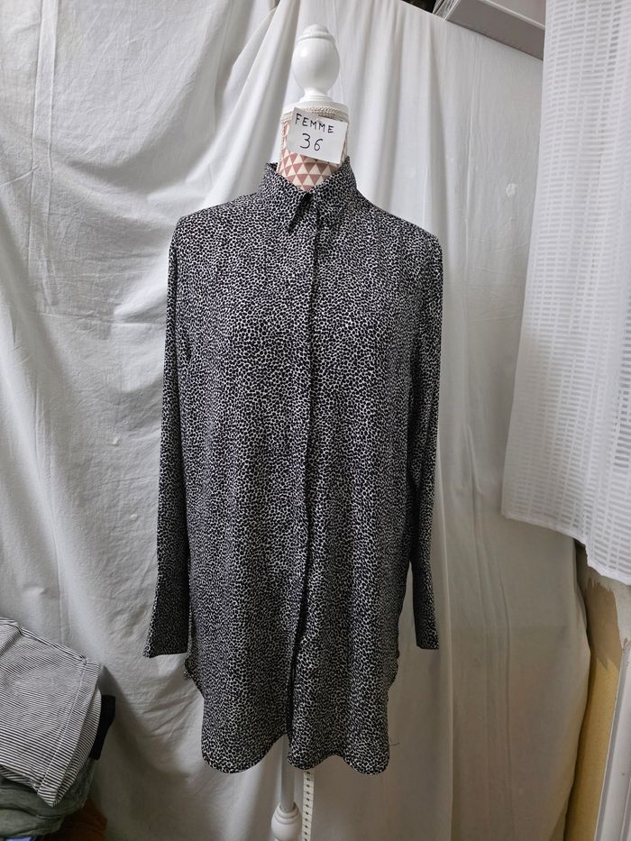 Chemisier long, noir&blanc façon léopard, neuf , en polyester, largeur d'épaule 45cm, largeur sous bras 56cm, longueur 79cm, marque H&M = 10€