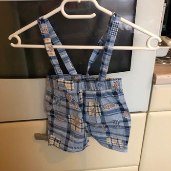 Short à bretelles à motif